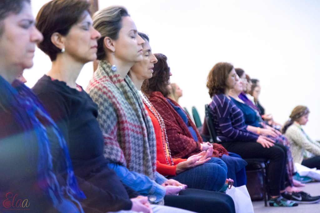 Foto do Evento Elaa edição 2018, com mulheres meditando.